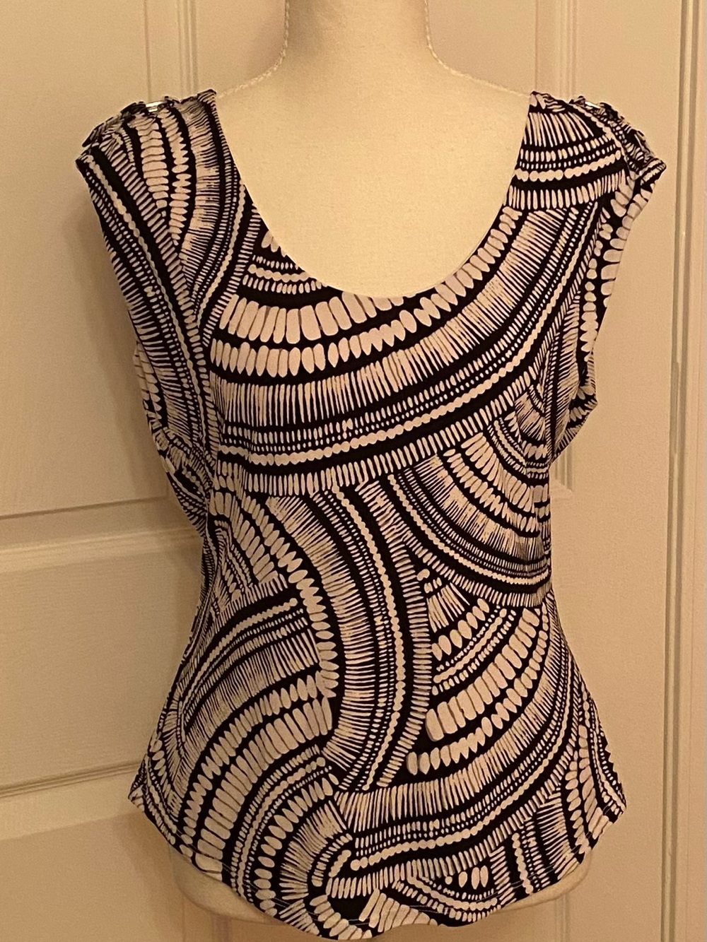 White House Black Market Black & White Sleeveless Patterned Scoop Neck Top